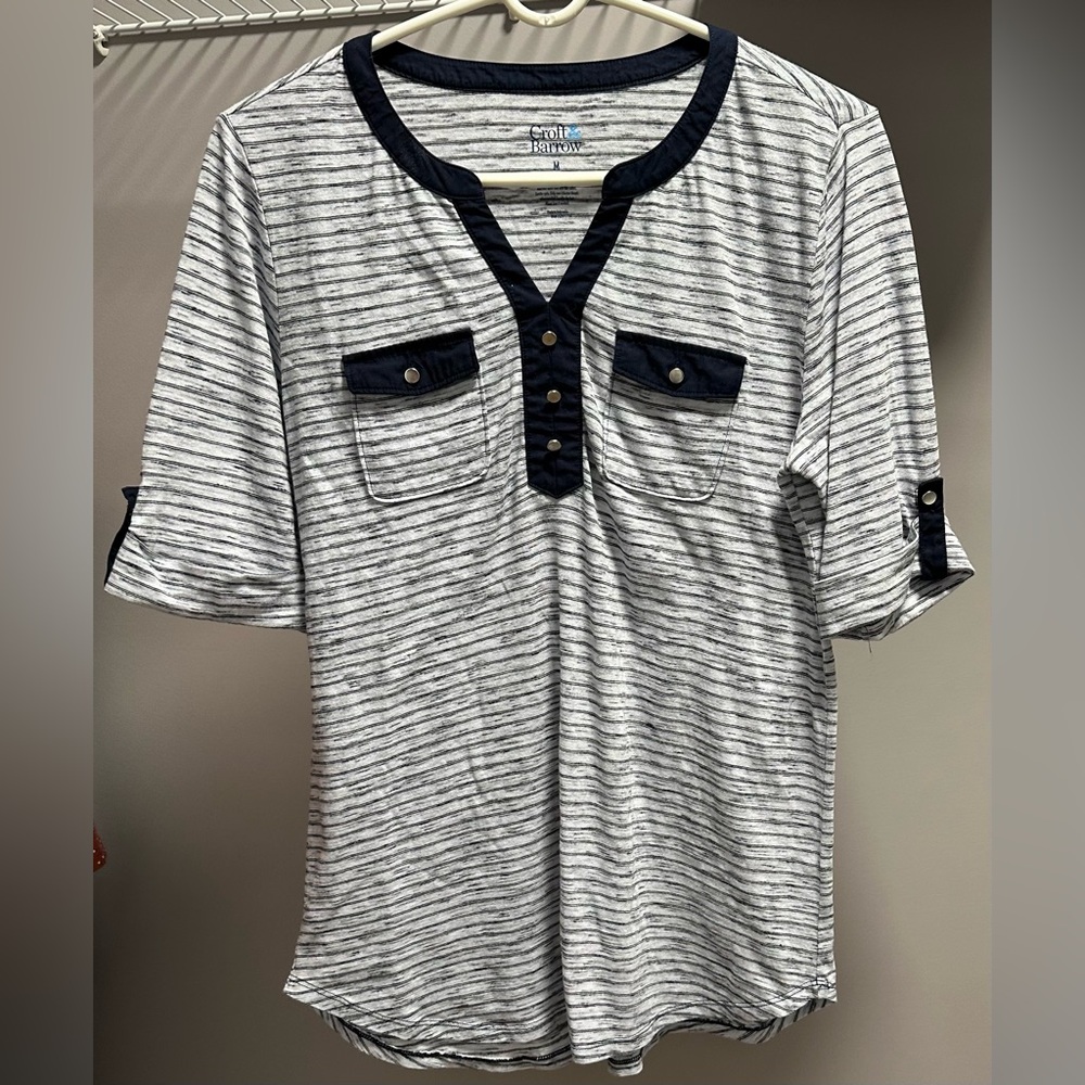 CROFT & BARROW. Size MEDIUM, navy & white striped, short sleeved V-neck t-shirt